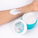 Ponds Light Moisturiser Non-Oily Fresh Feel With Vitamin E + Glycerine