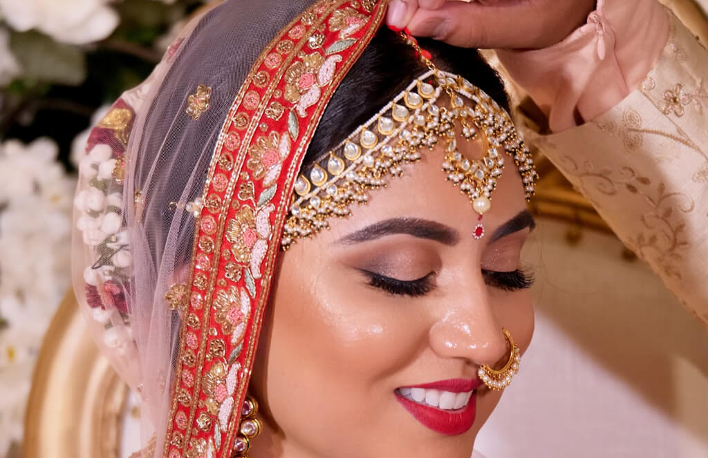 Woman applying sindoor